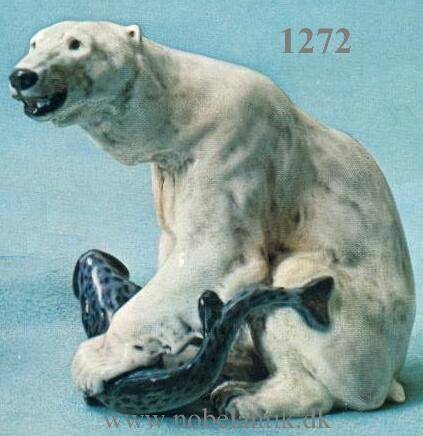 Isbjørn med fisk, - H. 18 cm. - 3400.-