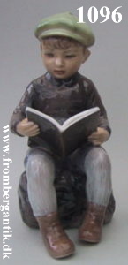  Dreng med bog nr 1096 - H. 14 cm - 2500.-