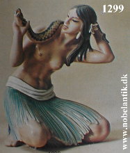 Kvindelig slangetæmmerske, - H. 21,0 cm. - 13000.-